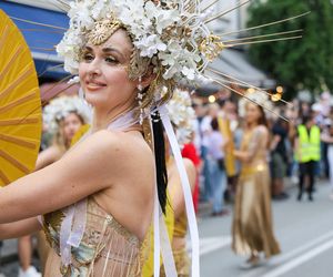 Parada Syrenki 2025 przeszła ulicami Warszawy. Na trasie 20 barwnych platform
