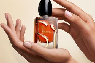 Odważny wymiar kobiecości w legendranych perfumach. Kuszący zapach na koniec lata