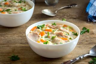 Gęsta zupa z kurczaka i grzybów. Porcja kremowej przyjemności na chłodne dni