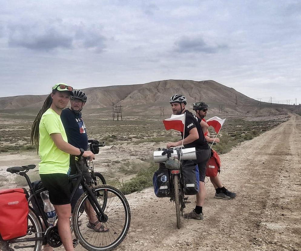 Wsiedli na rowery, żeby zwiedzić Azerbejdżan. Kraj błotnych wulkanów, ognia, czaju i sumaka
