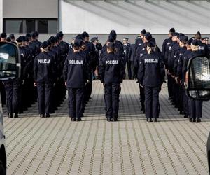 Szeregi małopolskiej policji zasiliło 75 policjantów. Teraz czeka ich szkolenie, a potem praca w terenie!