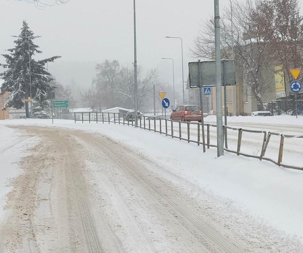 Starachowice pod śniegiem, na drogach trudne warunki do jazdy