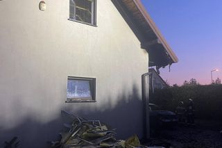Zapalił się samochód, ogień zajął dom. Dramatyczny pożar w Jabłonnie