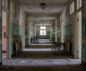 Opuszczony szpital wojskowy. Co Podkarpacie skrywa w mrocznych ruinach?