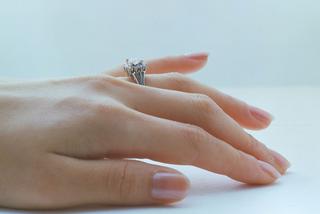 Podatek od pierścionka zaręczynowego - to nie żart! Kto, ile i w jakich okolicznościach musi zapłacić? 
