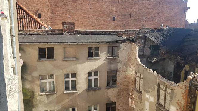 Katastrofa budowlana w centrum Torunia! Zawalił się dach kamienicy
