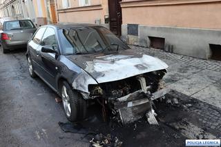 „Coś go naszło” i spalił 10 samochodów