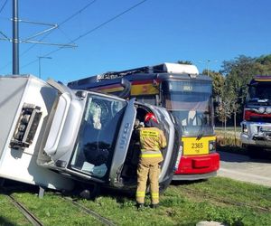  Łódź. Tramwaj zderzył się z dostawczym Iveco. Trzy osoby ranne w wypadku [ZDJĘCIA]