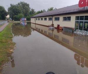 Nawałnice i burze w Świętokrzyskiem. Ponad 200 interwencji strażaków. Droga w Ćmielowie całkowicie zniszczona [ZDJĘCIA].