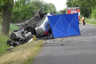 Na prostej zjechał na pobocze i uderzył w drzewo. Z auta zostały szczątki. Kierowca nie przeżył