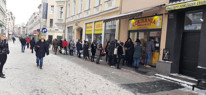 Kolejki przed cukierniami w Poznaniu