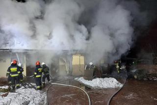 Groźny pożar domu pod Warszawą! Strażacy całą noc walczyli z ogniem. Przerażające ZDJĘCIA