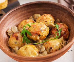 Szwedzkie klopsiki w sosie pieczarkowo-koperkowym. Obłędny i szybki obiad z patelni