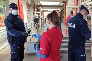 Łódź. Kontrole policji w sklepach i komunikacji miejskiej. Posypią się mandaty za brak maseczek?