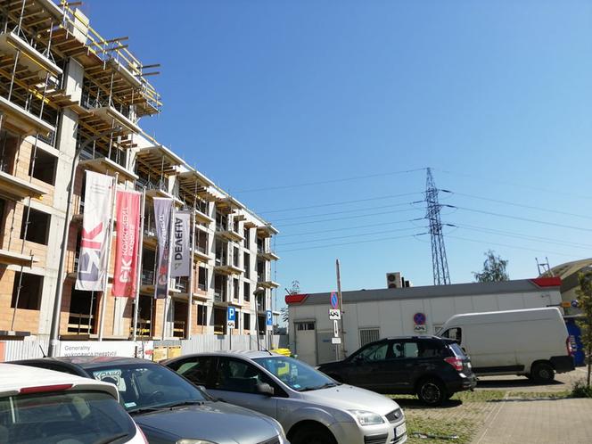 Blok przy stacji benzynowej na ul. Mogilskiej w Krakowie
