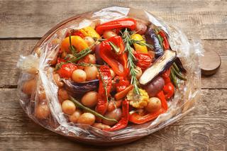Zapiekane warzywa w marynacie czosnkowej: przepis na pieczone warzywa z rękawa