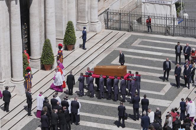Kondukt żałobny przejechał przez Rzym. Ostatnia droga papieża Franciszka