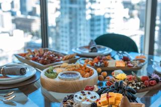 Szklany stół. Jak o niego dbać?