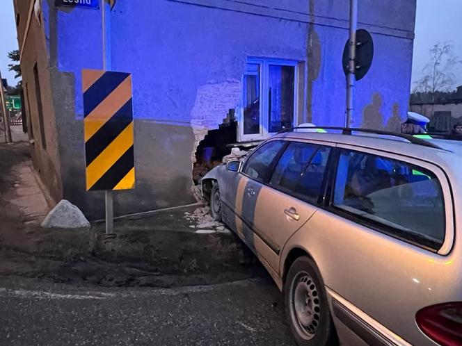 Mercedes uderzył w budynek i wybił potężną dziurę. Autem jechali ojciec z synem
