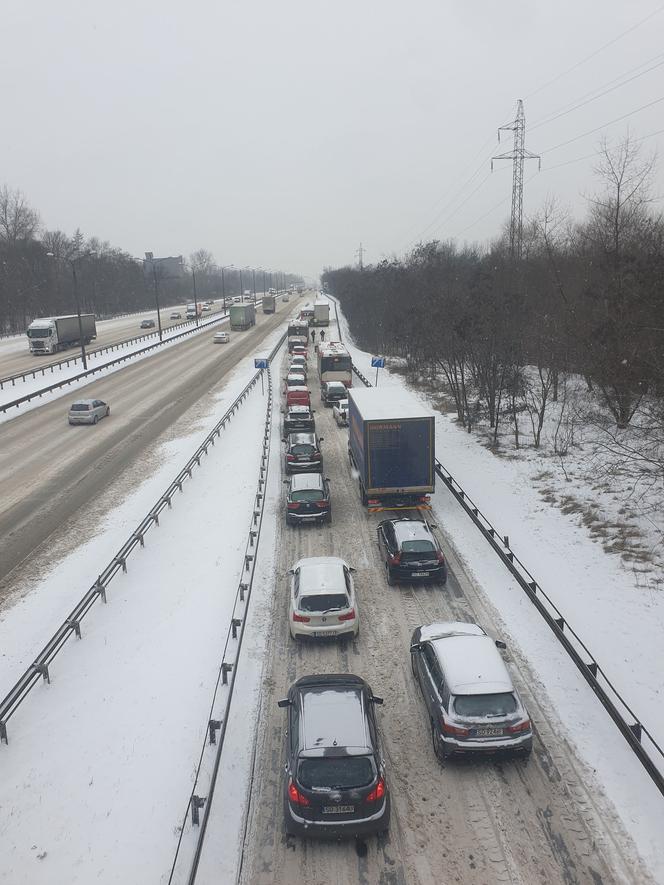 Katastrofalne warunki na drogach w Katowicach i Sosnowcu. TIR zablokował zjazd z Sosnowca na DK86. Są potężne korki [ZDJĘCIA]