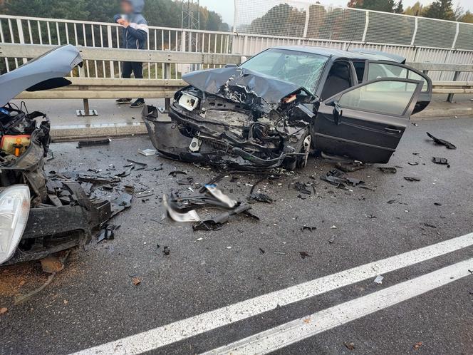 Potworny wypadek dwóch aut osobowych pod Mławą. Czołowo zderzyły się dwie skody. Trzy osoby ranne