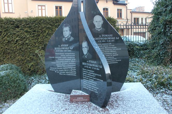 Pomnik zasłużonych jezuitów w Łodzi