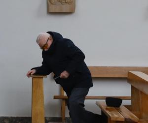 Lech Wałęsa wybrał się do kościoła w ostatni dzień 2023. roku. Tyle dał dziewczynce pod kościołem