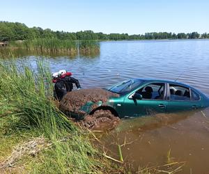 Lubelskie: Kierowca zapomniał zaciągnąć ręcznego. Samochód wylądował w jeziorze