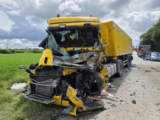  Dwie ciężarówki roztrzaskały się na drodze. Kierowca Scanii nie miał szans