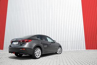 Mazda 3 Sedan 2.0 A/T SkyPASSION vs. Toyota Corolla 1.6 Multidrive S Prestige