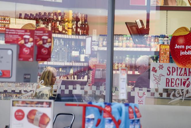 Adam Lipiński służbową furą po papierosy