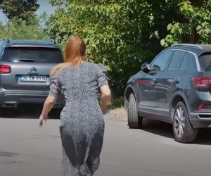 Sila ucieka Alperowi i przyłapuje Kuzeya w łóżku z Bahar. 