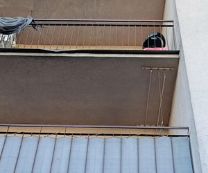 Niewiarygodne! 22-latek skoczył z drugiego piętra i uciekł do mieszkania. Co się stało w Siedlcach?