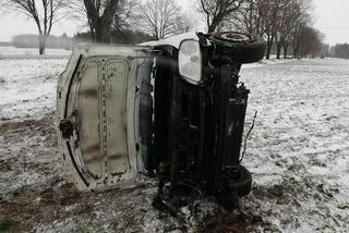 Głęboczyzna. Volkswagen wpadł w poślizg i dachował [ZDJĘCIA]