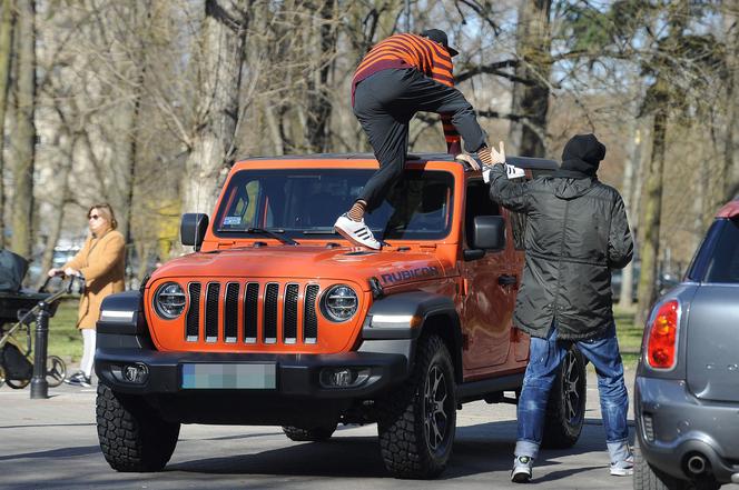 Kuba Wojewódzki nie potrafi zejść z samochodu 