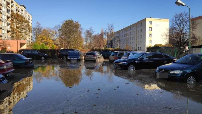 Ogromna awaria na Bródnie, samochody zalała woda. Mieszkańcy są wściekli