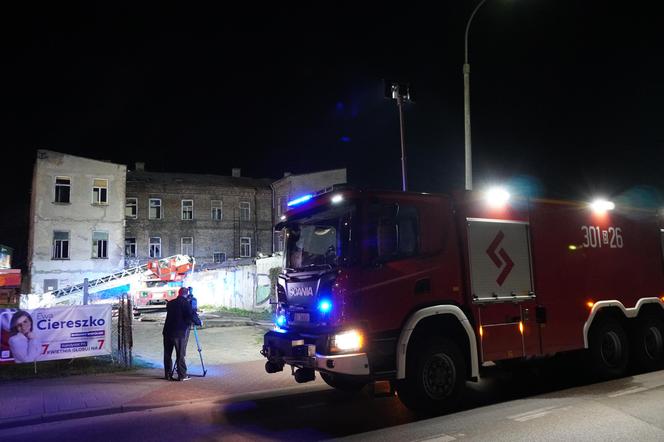 Pożar przy ul. Dąbrowskiego w Białymstoku. Strażacy gaszą budynek w centrum miasta