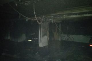 Kraków: Pożar garażu podziemnego w Borku Fałęckim. Jedno auto spłonęło doszczętnie, dwa zostały nadpalone [ZDJĘCIA]