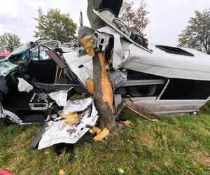 Bus owinął się wokół drzewa, Damian cudem przeżył. Wzruszające słowa brata