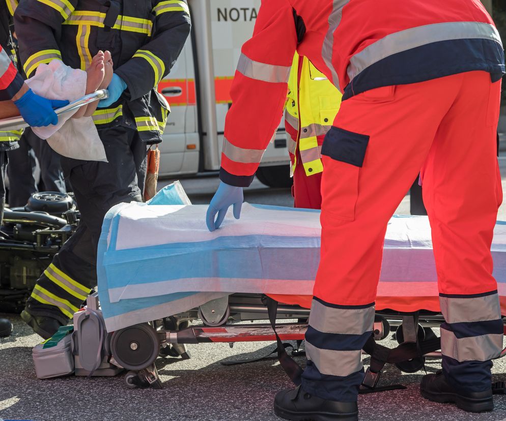 Nikt nie miał uprawnień do stwierdzenia zgonu. Ciało mężczyzny leżało kilka godzin na podwórku.