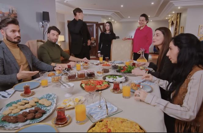 Miłość i nadzieja, odcinek 329: przyjaciele Kuzeya, Kuzey, Bahar, Cavidan