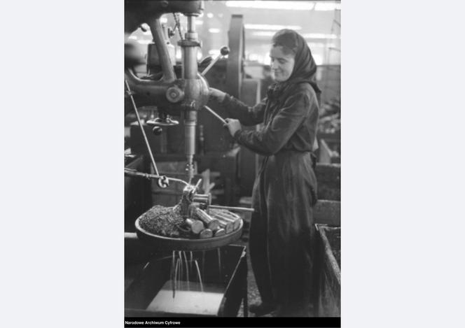 Kobiety w fabrykach we Wrocławiu w latach 50. i 60. XX wieku. Zobacz, jak pracowały nasze mamy i babcie [ZDJĘCIA]