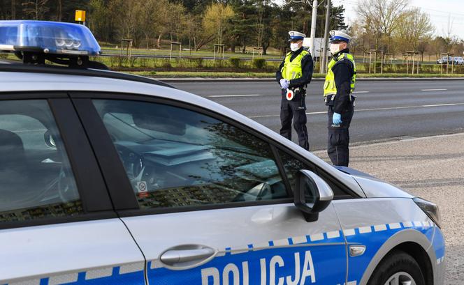 Policja kontrolowała czy toruńscy kierowcy respektują obowiązek noszenia maseczek