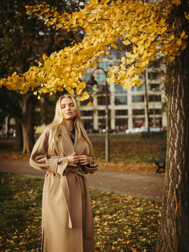 Quiet luxury na jesień i zimę. Jak ubierać się elegancko i z klasą w chłodne dni?