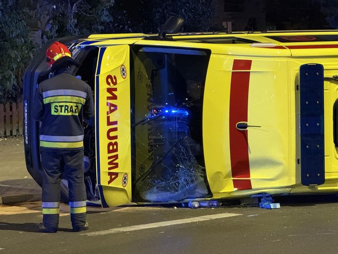 Koszmarny wypadek w Warszawie. Karetka pogotowia zderzyła się z taksówką. "W środku był pacjent" 