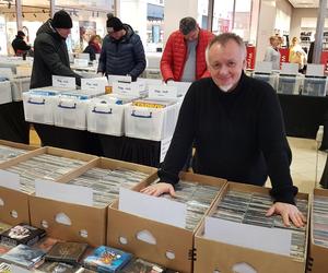 Muzyka łączy pokolenia. Tysiące kompaktów, winyli i kaset na giełdzie w Lesznie