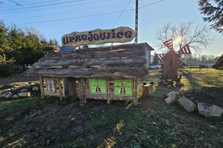 Mieszkańcy sami wykonują świąteczne ozdoby.