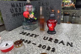 Grób Jerzego Urbana w Zaduszki. Niewiarygodne, co mu położyli na płycie!