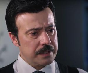 Emanet. Co wiemy o aktorze, który wciela się w rolę kamerdynera Cengera? Co prywatnie łączy aktora Ömera Gecü z Halilem İbrahimem Ceyhanem? 