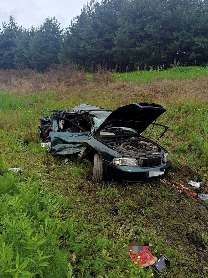 Osiek. Poważny wypadek na przejeździe kolejowym. 60-latek wjechał prosto pod pociąg [ZDJĘCIA].